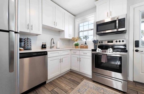 Neptune Beach Apartment | ~Beach Haven~ Walk to the beach!