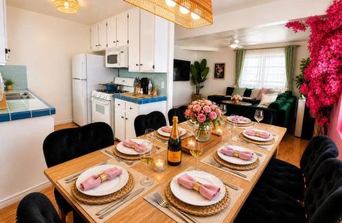 Gas Lamp Section Apartment | Beach Home with Gym and Cuddle Couch