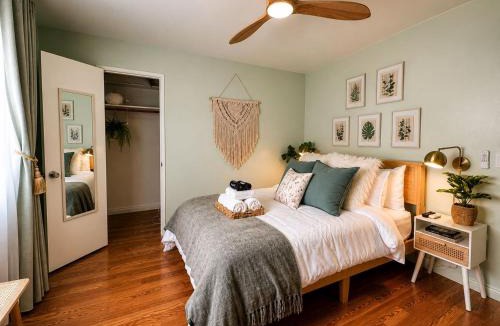 Gas Lamp Section Apartment | Beach Home with Gym and Cuddle Couch