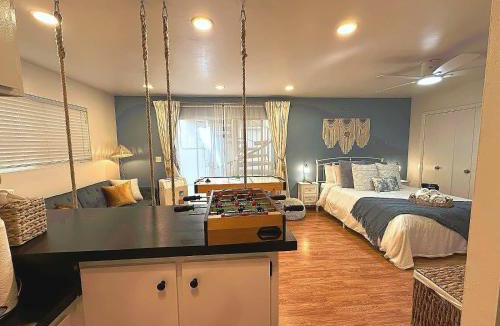 Gas Lamp Section Apartment | Beach Home with Gym and Cuddle Couch