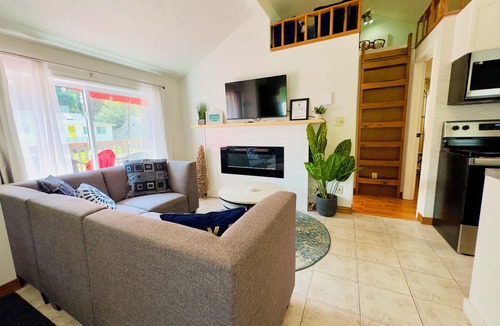 Grand Bend House | Beach Horizons Cottage-HOT TUB & Fireplace 6 ppl