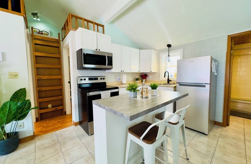 Grand Bend House | Beach Horizons Cottage-HOT TUB & Fireplace 6 ppl
