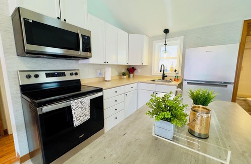 Grand Bend House | Beach Horizons Cottage-HOT TUB & Fireplace 6 ppl