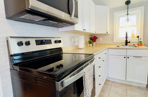 Grand Bend House | Beach Horizons Cottage-HOT TUB & Fireplace 6 ppl