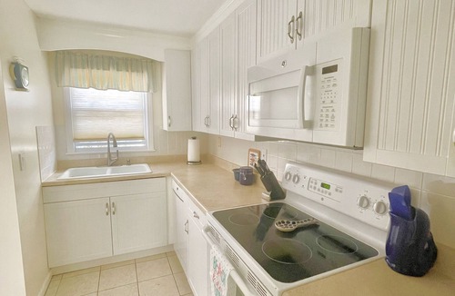 West Falmouth House | Beach House, 5 min Walk to Old Silver Beach!