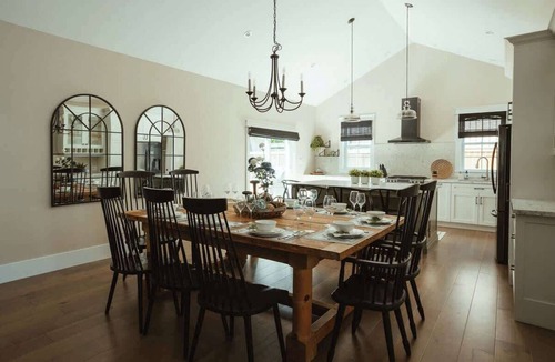 Alcona Apartment | Beach House 5 Star Gem +Muskoka room + Yoga Studio