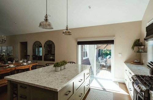Alcona Apartment | Beach House 5 Star Gem +Muskoka room + Yoga Studio
