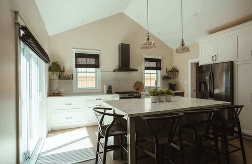 Alcona Apartment | Beach House 5 Star Gem +Muskoka room + Yoga Studio