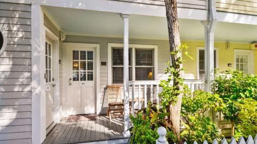 Truman Annex Apartment | Beach House Condo by AvantStay