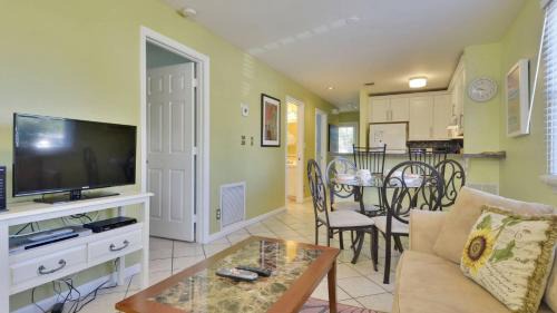 Truman Annex Apartment | Beach House Condo by AvantStay