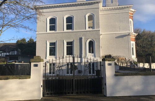 Birkdale Apartment | Beach House - Courtyard 1 Bed