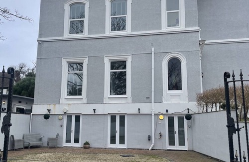 Southport Apartment | Beach House Courtyard 2 Bed