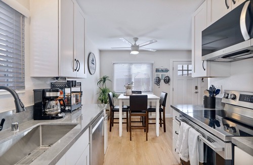 Crown Point Condo | Beach House one block from Mission Bay w/AC