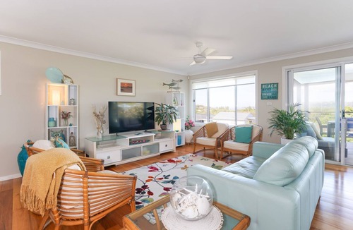 Warriewood Apartment | Beach House Upper Unit