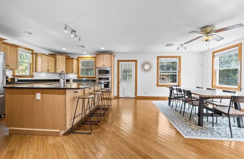 Willoughby Spit House | Beach house w/BBQ & jacuzzi tub