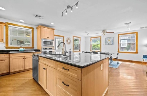 Willoughby Spit House | Beach house w/BBQ & jacuzzi tub