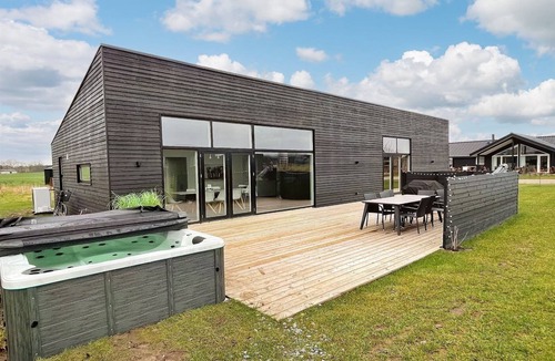Saksild Strand Villa | Beach house with hot tub near Aarhus, Denmark