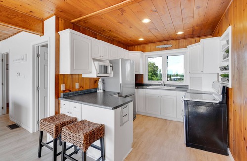 Leamington House | Beach House with Stunning Lake Views & Beautiful Sunsets- 3 Bedrooms, 2 Baths