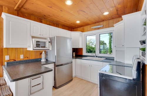 Leamington House | Beach House with Stunning Lake Views & Beautiful Sunsets- 3 Bedrooms, 2 Baths