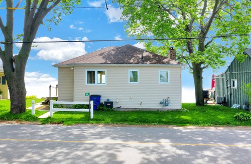 Leamington House | Beach House with Stunning Lake Views & Beautiful Sunsets- 3 Bedrooms, 2 Baths