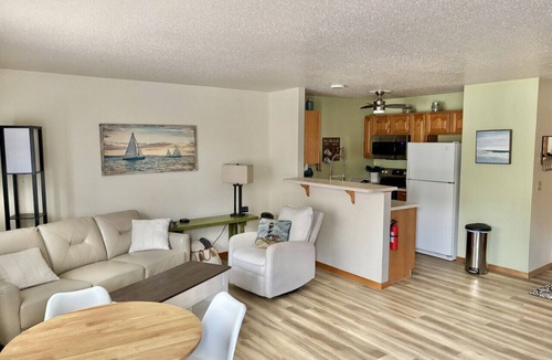 Downtown Kenosha Villa | Beach Lake Michigan King Bed Pet Friendly
