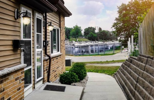 Downtown Kenosha Villa | Beach Lake Michigan King Bed Pet Friendly