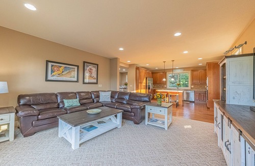 Long Beach House | Beach Path, Game Rm, Firepit, Dogs OK, Memories!