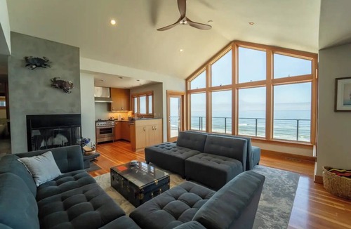 Oceanside House | Beach, Please!nModern Oceanfront Haven