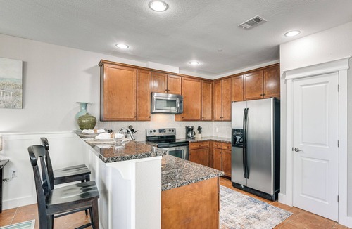 Red Fish Cove Apartment | Beach + Pool Access: Resort Getaway in Galveston!