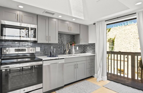 Siesta Key Village Ski Chalet | Beach Rd, 300ft to Beach Access & 500ft to Siesta Key Village, 2bdr & Studio