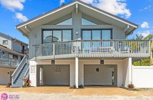 Siesta Key Village Ski Chalet | Beach Rd, 300ft to Beach Access & 500ft to Siesta Key Village, 2bdr & Studio