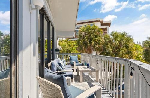 Siesta Key Village Ski Chalet | Beach Rd, 300ft to Beach Access & 500ft to Siesta Key Village, 2bdr & Studio