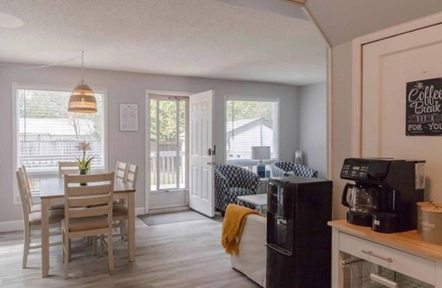 Sauble Beach Cottage | Beach Retreat - 2 min walk to the Beach 2 min walk to main street