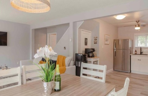 Sauble Beach Cottage | Beach Retreat - 2 min walk to the Beach 2 min walk to main street