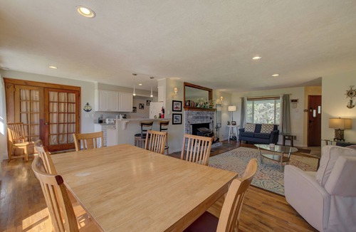 Long Beach House | Beach Retreat - Dog Friendly-Beachfront-Beach Path