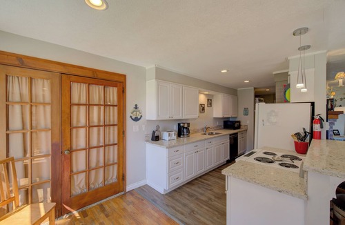 Long Beach House | Beach Retreat - Dog Friendly-Beachfront-Beach Path