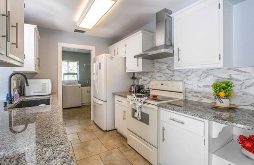Tropic Palms House | Beach Retreat Downtown Hot Tub