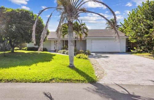 Tropic Palms House | Beach Retreat Downtown Hot Tub