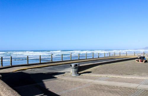 Newport House | Beach Retreat - Lower Retreat