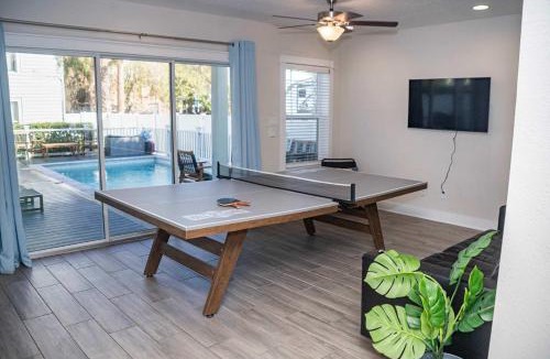 Jacksonville Beach House | Beach Retreat Complex w Pool - Sleeps 25