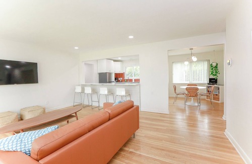 North Camellia Acres House | Beach Retro Retreat w/Games, Records & Firepit