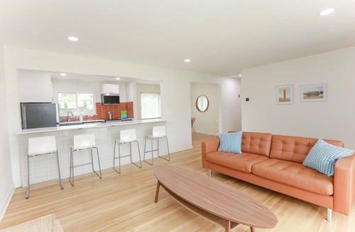 North Camellia Acres House | Beach Retro Retreat w/Games, Records & Firepit