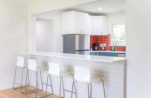 North Camellia Acres House | Beach Retro Retreat w/Games, Records & Firepit