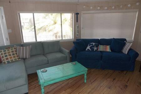 Port Aransas House | Beach Shak (Sunday Villas #15)