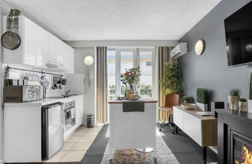 St Kilda West Apartment | Beach-Side Studio Apt with parking spot