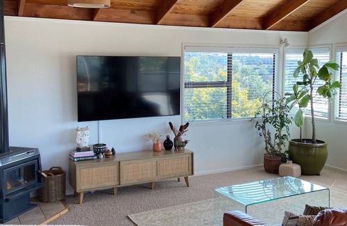 Stanmore Bay House | Beach, Spa, Pizza, Repeat.