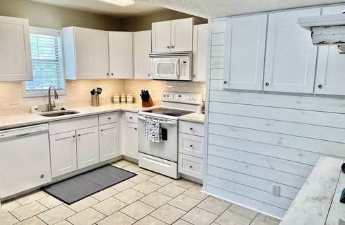 Saint Simons Heights Condo | Beach Square 2 –optional BIKES – Walk 2 Redfern Village, shops, and restaurants!
