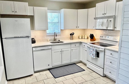 Saint Simons Heights Condo | Beach Square 2 –optional BIKES – Walk 2 Redfern Village, shops, and restaurants!