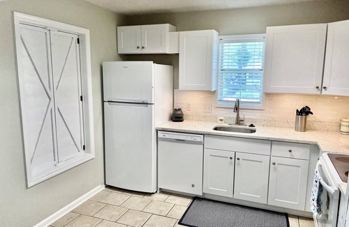 Saint Simons Heights Condo | Beach Square 2 –optional BIKES – Walk 2 Redfern Village, shops, and restaurants!