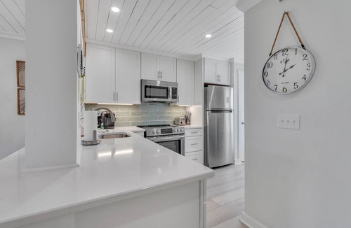 Oceanmarsh Subdivision Condo | Beach Therapy! - Condo on Harbor Island, E Building